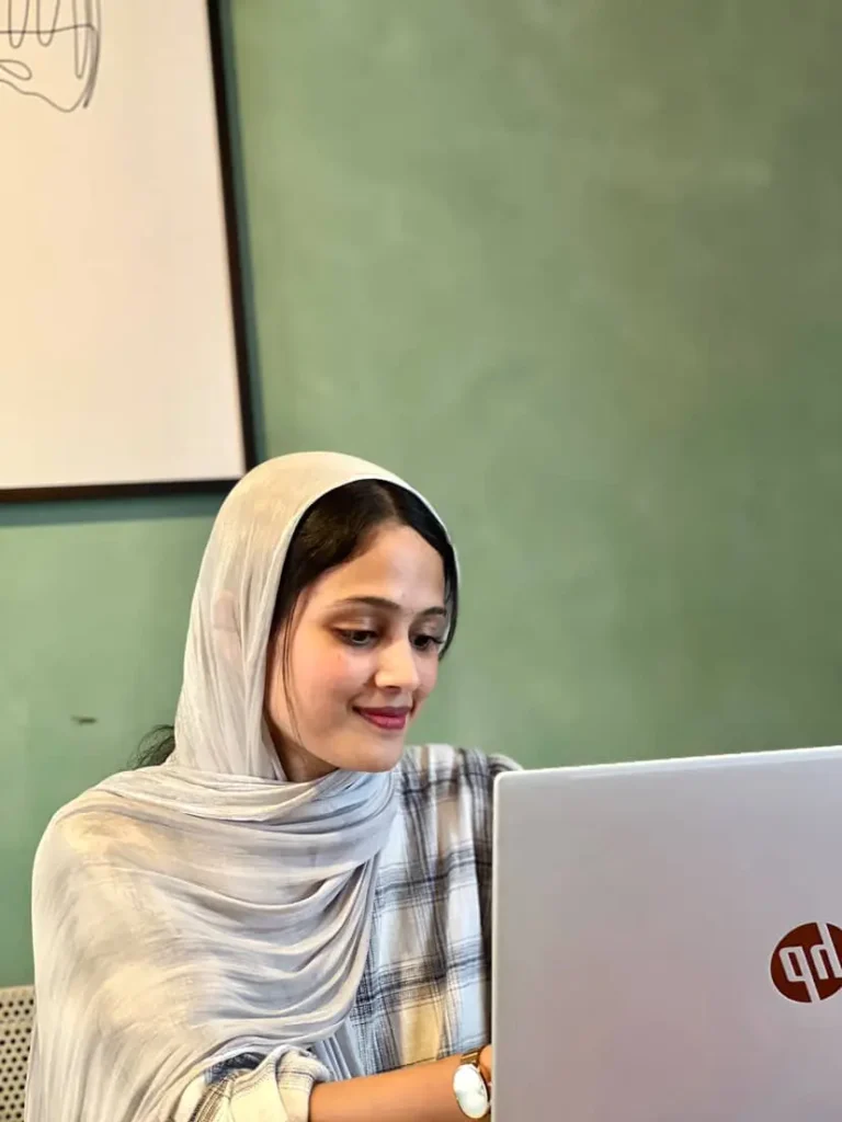 Best freelance digital marketer in oman looking at the laptop